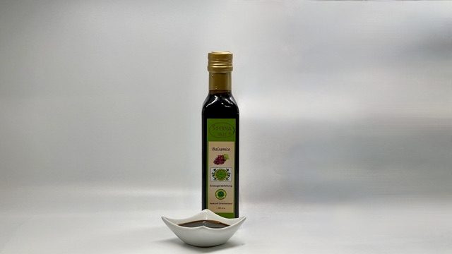 Balsamico Sterna 1821 250 ml Premium Qualität - vollaromatisch, 100% Traubenmost in Hölzfässern gereift. Ohne Zusatz- & Konservierungsstoffe Balsamico Sterna 1821 250 ml Premium Qualität - vollaromatisch, 100% Traubenmost in Hölzfässern gereift. Ohne Zusatz- & Konservierungsstoffe