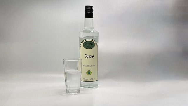 Ouzo Sterna 1821 aus einer der ältesten Destillieren Griechenlands Ouzo Sterna 1821 aus einer der ältesten Destillieren Griechenlands