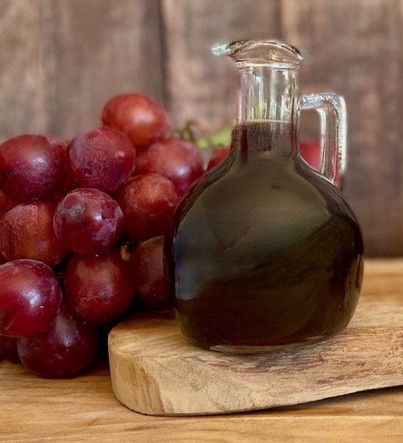 Unser griechischer Balsamico ist aus 100% gekochtem Traubenmost & Weinessig. Naturbelassen, frei von Zusatz-, Farbstoffen & Chemikalien. Unser griechischer Balsamico ist aus 100% gekochtem Traubenmost & Weinessig. Naturbelassen, frei von Zusatz-, Farbstoffen & Chemikalien.