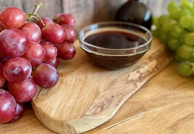 Unser griechischer Balsamico ist aus 100% gekochtem Traubenmost & Weinessig. Naturbelassen, frei von Zusatz-, Farbstoffen & Chemikalien.
