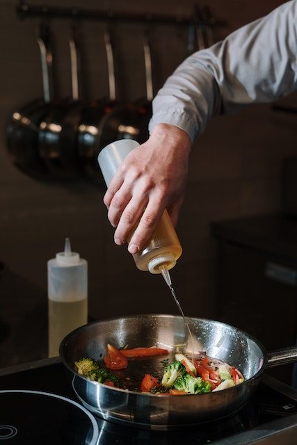 Kochen und Braten mit Nativen Olivenöl extra Kochen und Braten mit Nativen Olivenöl extra