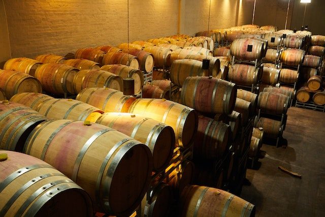 Balsamico-Essig ist ein komplexes, süßes & würziges Gewürz das für viele Gerichte verwendet wird. Doch ist in Balsamico Alkohol drinnen? Wie lang haltbar ist Balsamico?