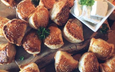 Käsepita -Tiropitakia griechische Blätterteigtaschen mit Feta