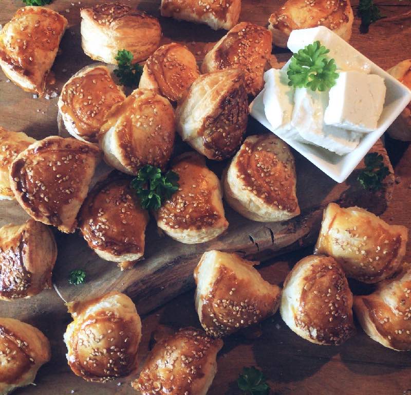 Käsepita -Tiropitakia griechische Blätterteigtaschen mit Feta Sterna 1821 ®